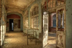 Glasschilderij Verlaten Gebouw met Bed
